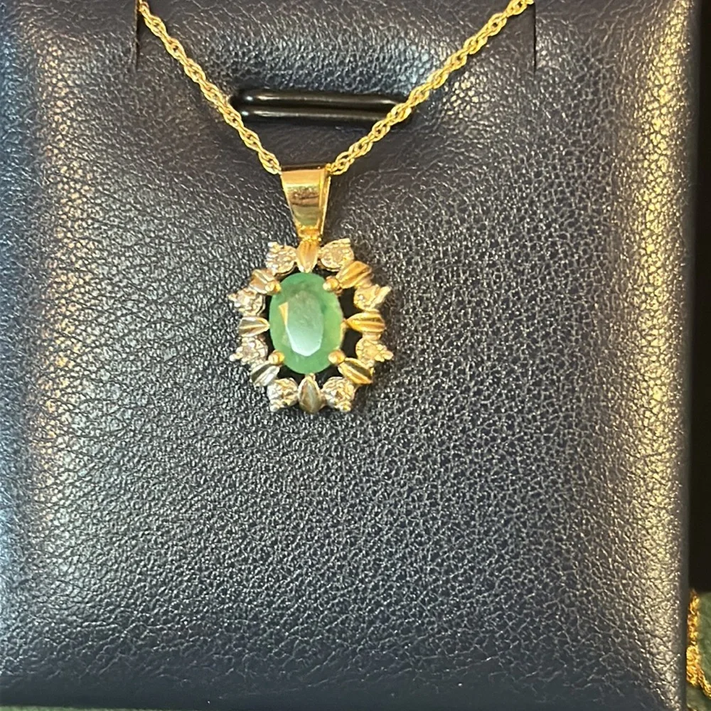 Genuine Emerald and Diamond pendant necklace and earrings set in 14k solid gold - Picture 6 of 8